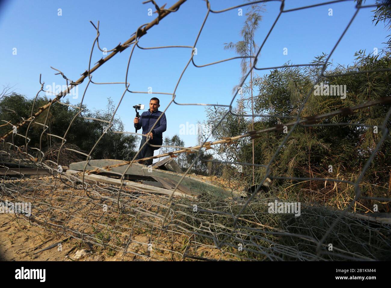 Palästinenser inspizieren das Gelände nach einem israelischen Luftangriff in Khan Yunis im südlichen Gazastreifen am 24. Februar 2020. Foto von Abed Rahim Khatib Stockfoto