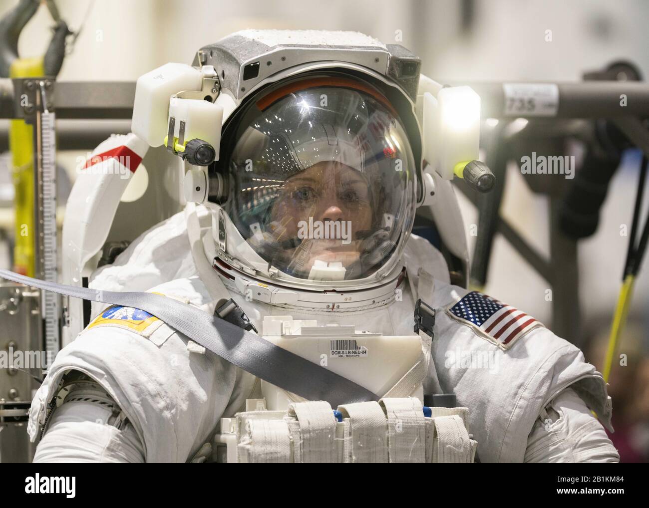 25. Februar 2020, Houston, Texas, USA: Die Veteranenastronautin Anne C. McClain ist im Neutral Buoyancy Lab der NASA für das Schwerelosigkeitstraining im 6,2 Millionen Liter großen Pool mit einem Mockup der Internationalen Raumstation (ISS) in Houston unterwegs. McClain hat mehrere Monate im All auf der ISS verbracht und trainiert für eine bevorstehende Mondmission. (Bild: © Bob Daemmrich/ZUMA Wire) Stockfoto