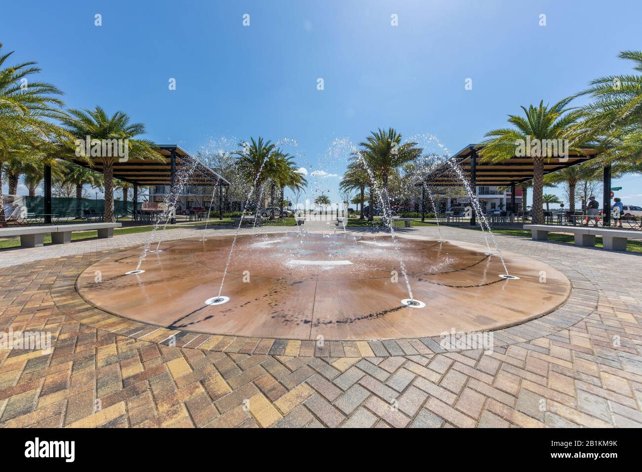 Wasserbrunnen inmitten des Founders Square auf der Babcock Ranch Florida, einer solarbetriebenen Community. Stockfoto Wasserbrunnen inmitten des Founders Square auf der Babcock Ranch Florida, einer solarbetriebenen Community. Stockfoto