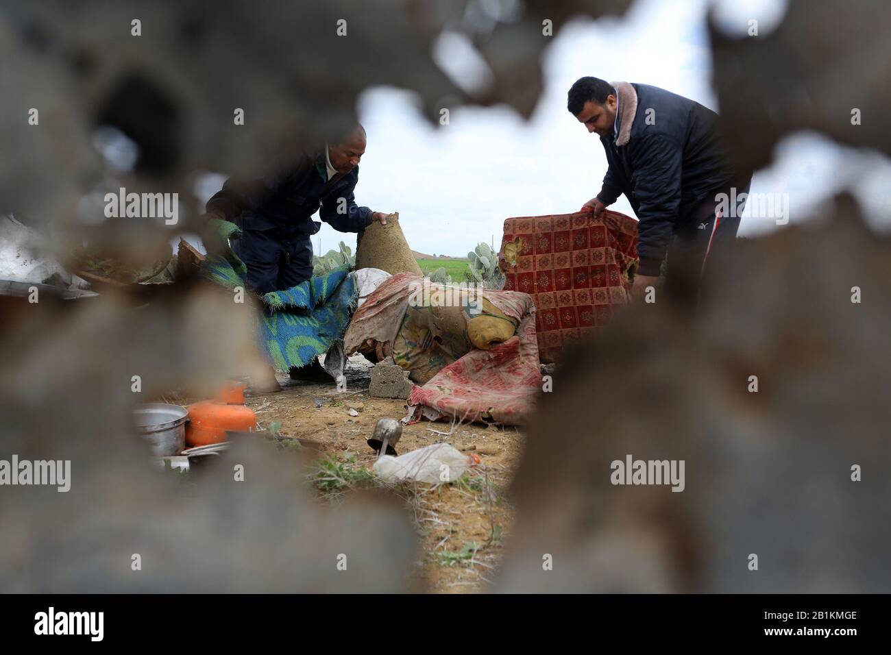 Palästinenser inspizieren das Gelände nach einem israelischen Luftangriff in Khan Yunis im südlichen Gazastreifen am 25. Februar 2020. Foto von Abed Rahim Khatib Stockfoto