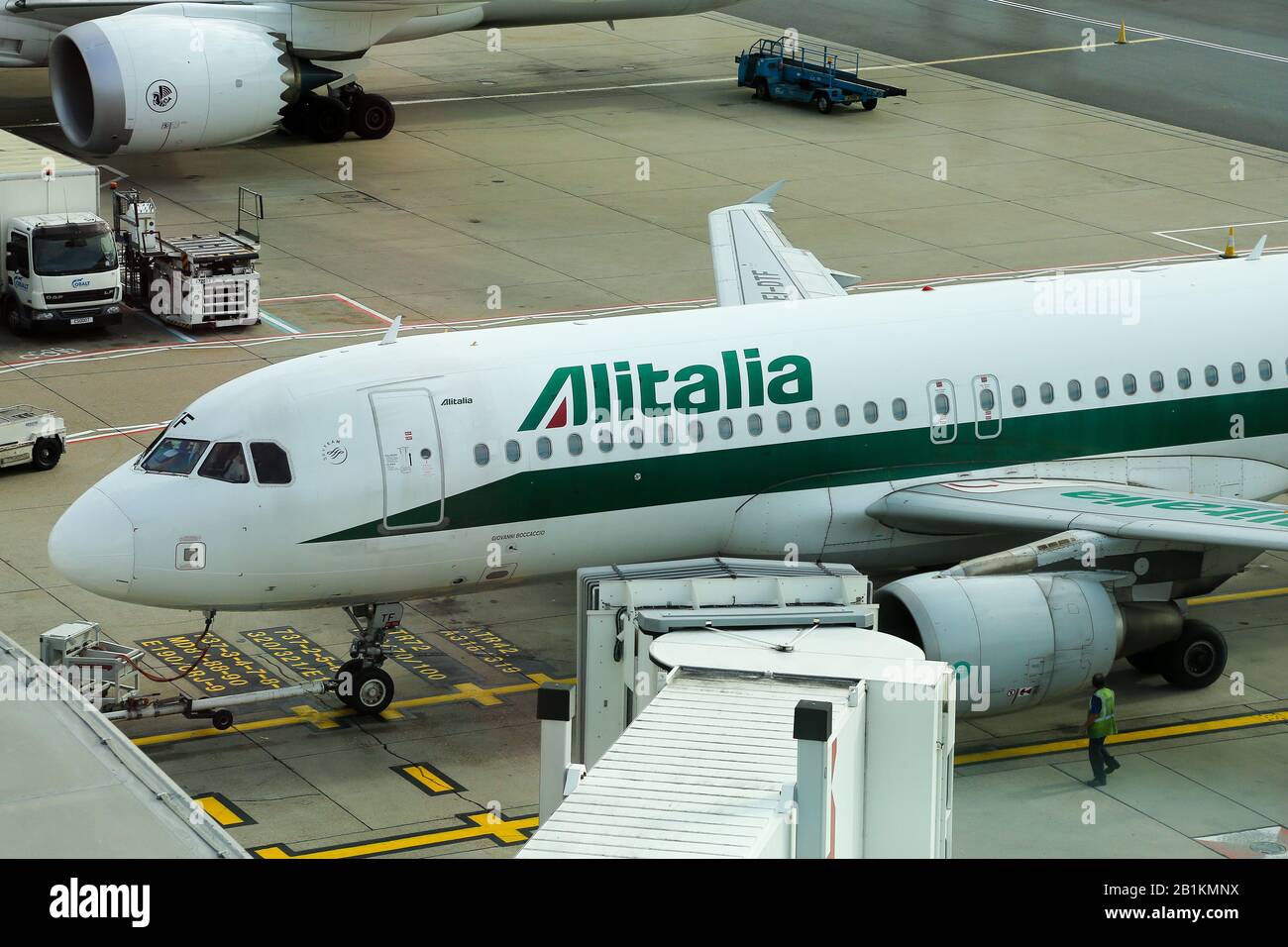Eine Alitalia-Fluggesellschaft parkte an einem Flugsteig am Flughafen London-Heathrow. Stockfoto