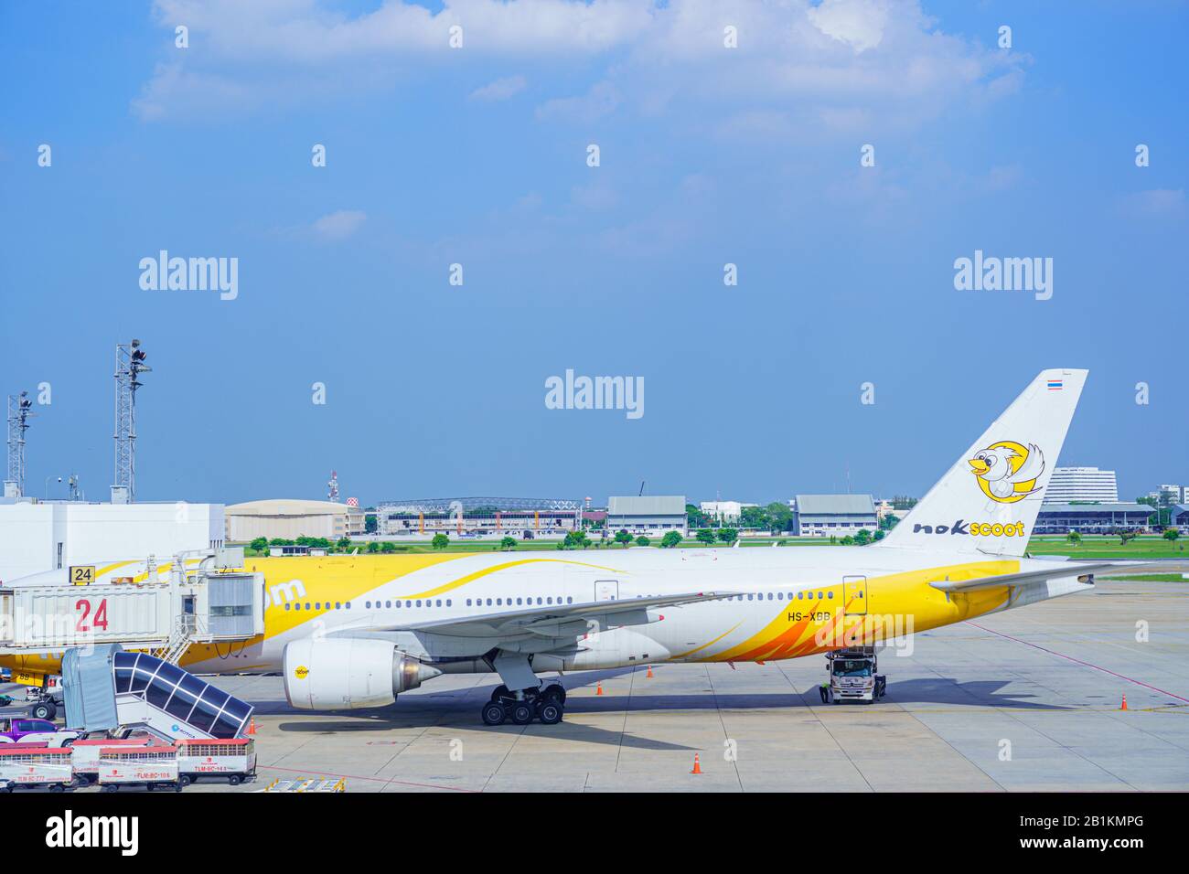 Don MUEANG, INTERNATIONALER FLUGHAFEN DMK, DON MUEANG/THAILAND - 12. JULI: Flugzeug Flugzeuge NOK SCOOT Das Flugzeug ist Parkbucht auf Terminal Runway Stockfoto