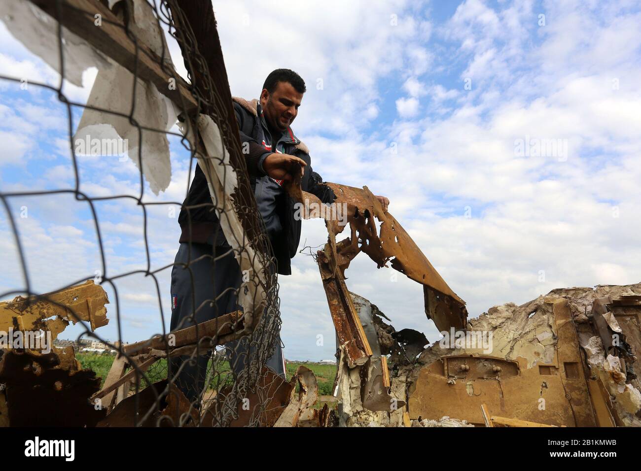 Palästinenser inspizieren das Gelände nach einem israelischen Luftangriff in Khan Yunis im südlichen Gazastreifen am 25. Februar 2020. Foto von Abed Rahim Khatib Stockfoto