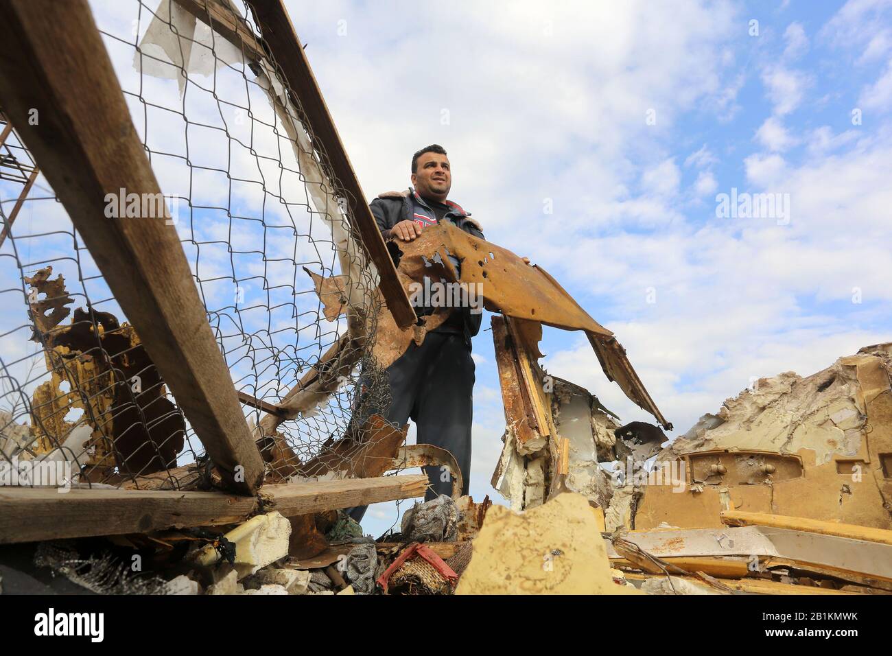 Palästinenser inspizieren das Gelände nach einem israelischen Luftangriff in Khan Yunis im südlichen Gazastreifen am 25. Februar 2020. Foto von Abed Rahim Khatib Stockfoto