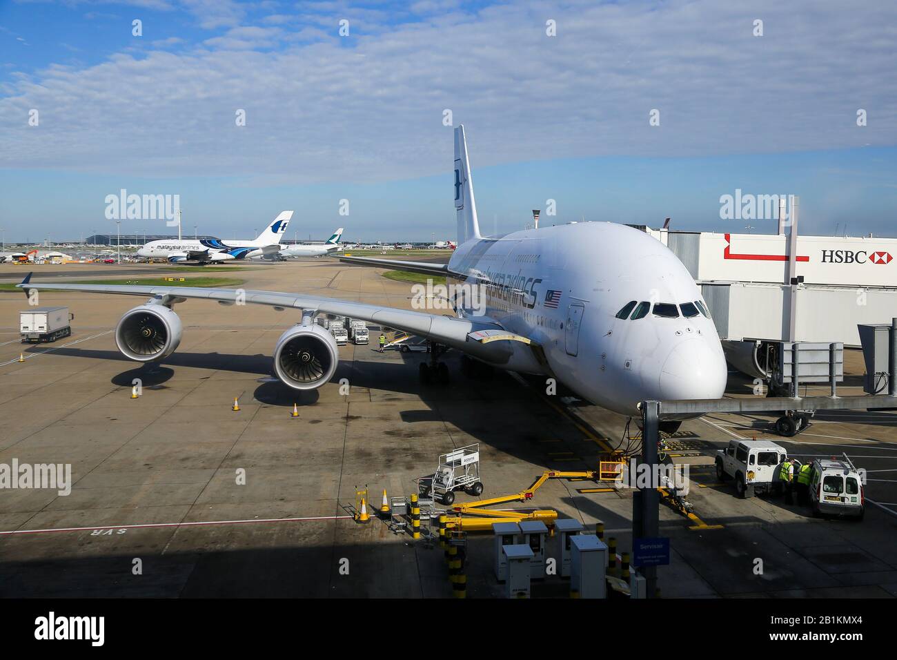 Eine A380 von Malaysia Airlines parkte an einem Flugsteig am Flughafen London-Heathrow. Stockfoto