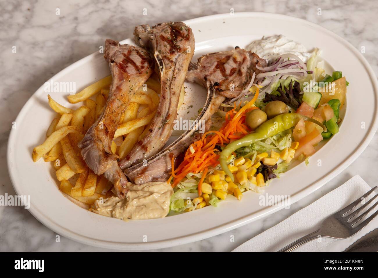 Türkische Speise. Lamb-Rippen mit Humus-Chips und Chili Salat. Stockfoto