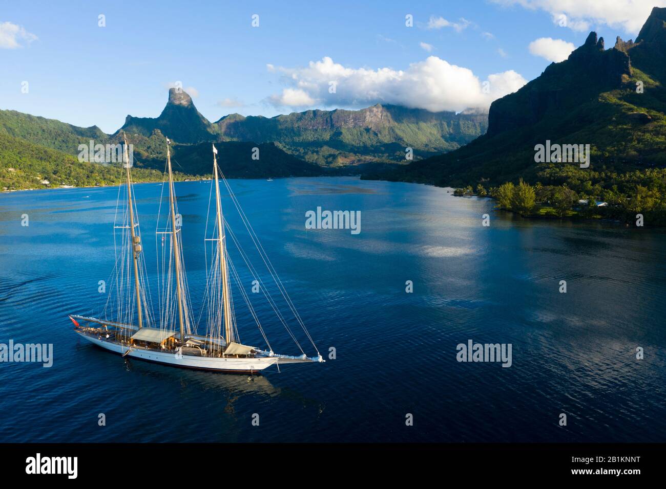 Segelboot in Cook's Bay, Moorea, Französisch-Polynesien Stockfoto