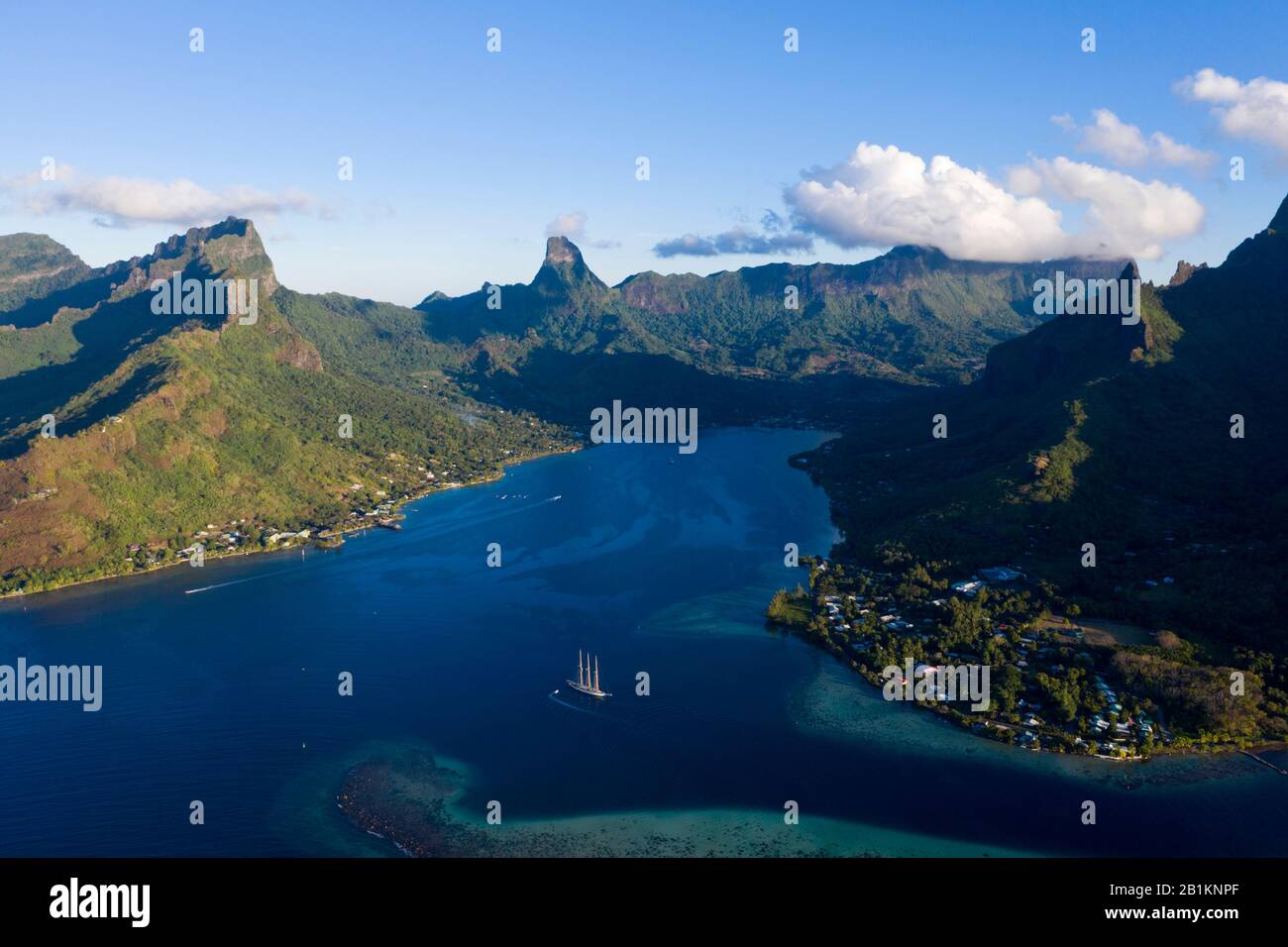 Luftansicht der Cook's Bay, Moorea, Französisch-Polynesien Stockfoto