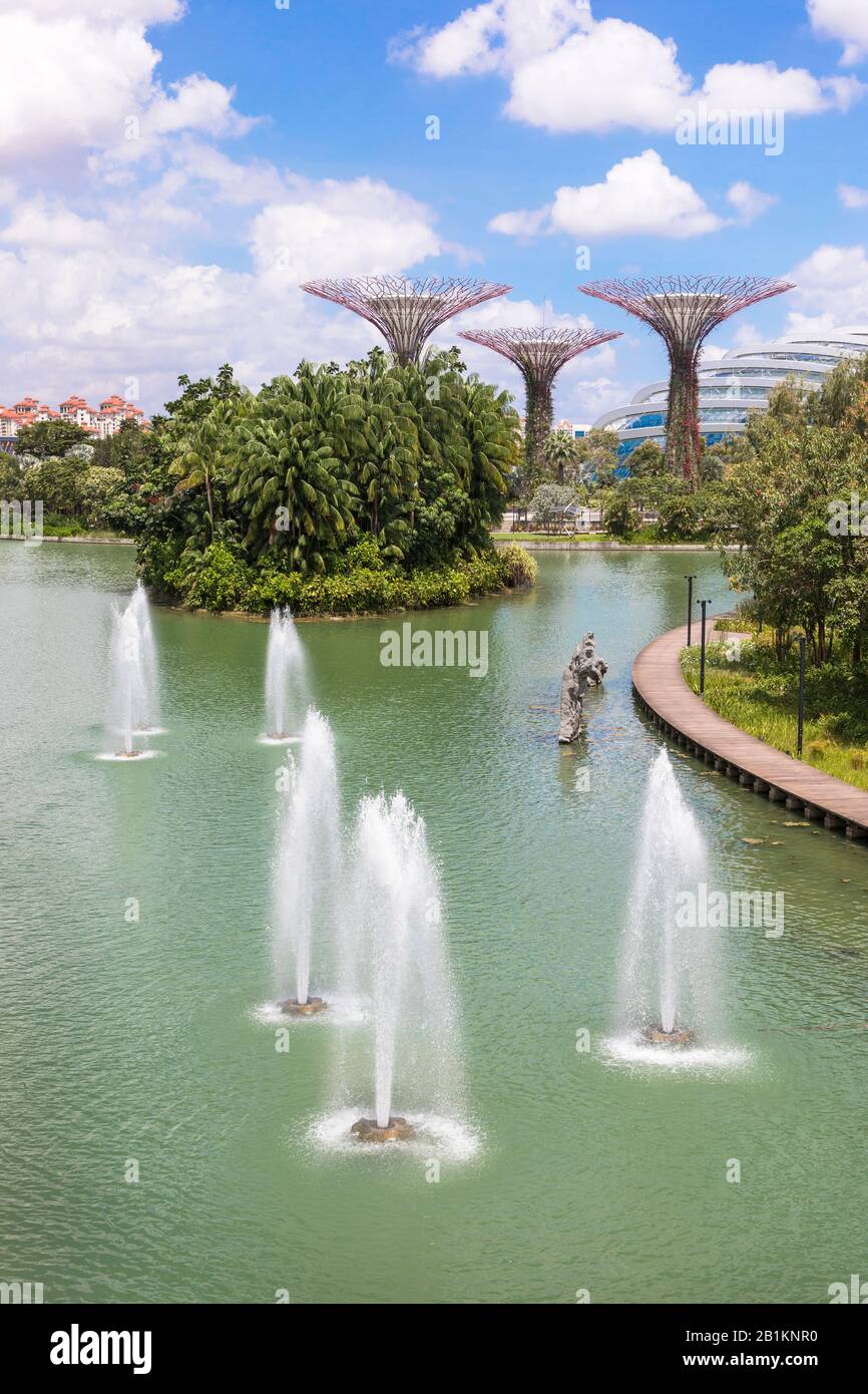 Wasserfontänen in den Gärten an der Bucht, Singapur mit dem Supertree Hain und kühlerem Wintergarten im Hintergrund, Singapur, Asien Stockfoto