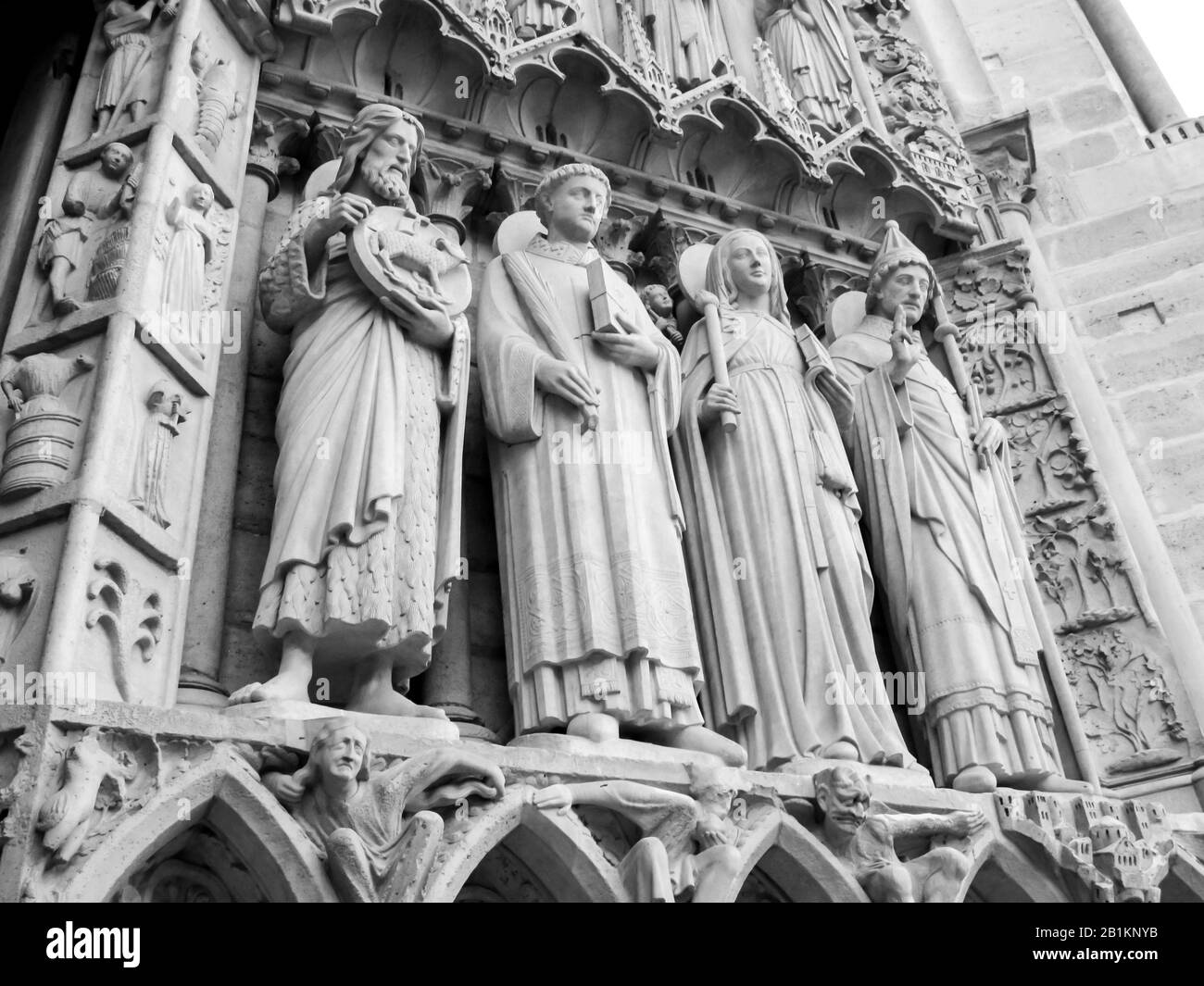 Skulpturen von verschiedenen Heiligen am Haupteingang an der westlichen façade der Kathedrale Notre-Dame, fotografiert in Monochrom in Paris, Frankreich Stockfoto