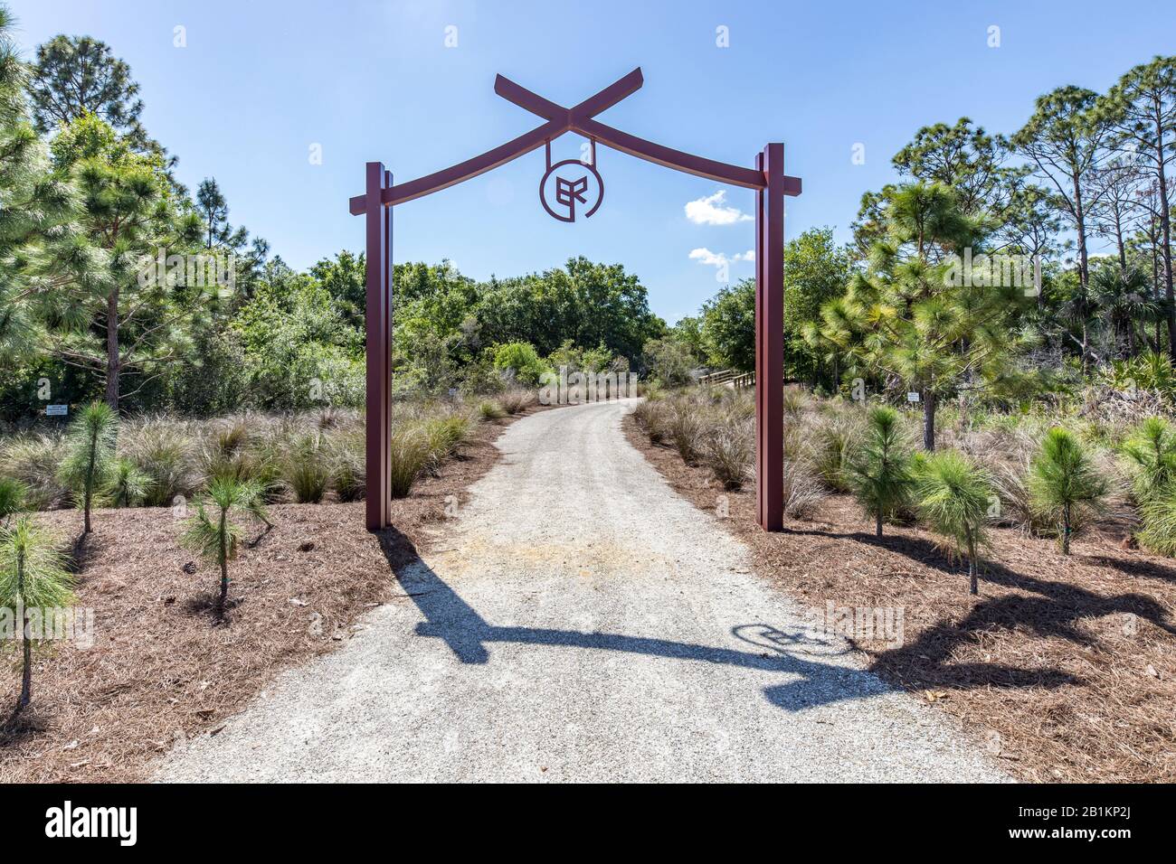 Tor der Babcock Ranch mit Logo, das überall übermäßig angezeigt wird. Hier können Sie einen Naturpfad auf dem Gelände betreten. Stockfoto Tor der Babcock Ranch mit Logo, das überall übermäßig angezeigt wird. Hier können Sie einen Naturpfad auf dem Gelände betreten. Stockfoto