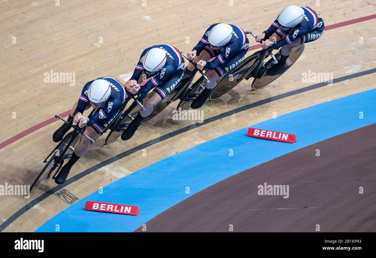 Berlin, Deutschland. Februar 2020. Radsport/Leichtathletik: Weltmeisterschaft, Mannschaftsverfolgung, Frauen, Qualifikation: Das Team aus Frankreich, bestehend aus Clara Copponi, Coralie Demay, Valentine Fortin und Marie le Net, fährt auf der Strecke. Credit: Sebastian Gollnow / dpa / Alamy Live News Stockfoto