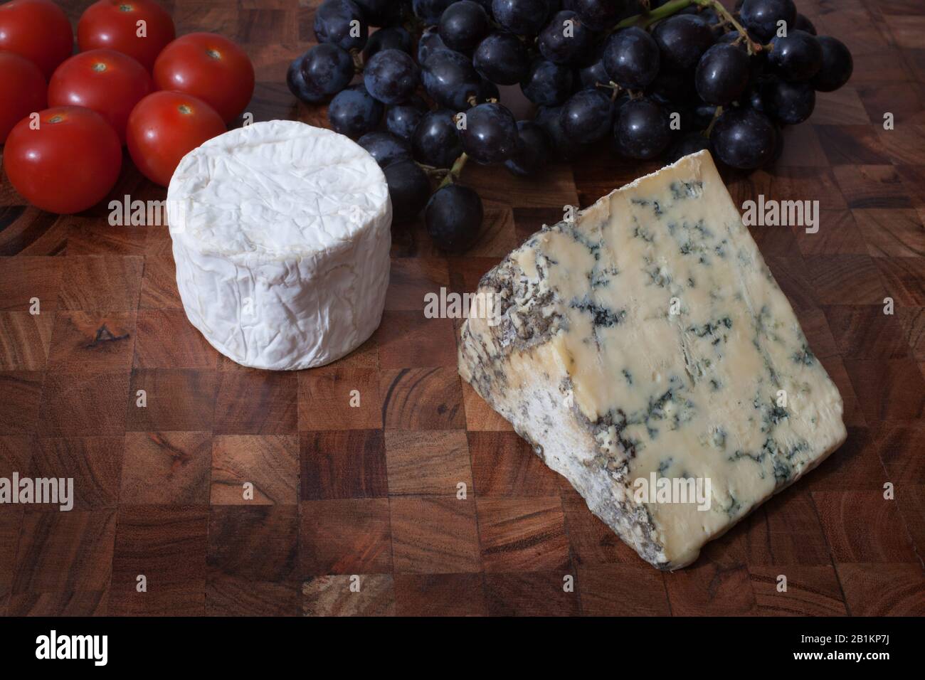 Blaukäse, Ziegenkäse, Tomaten und Sable Trauben Stockfoto