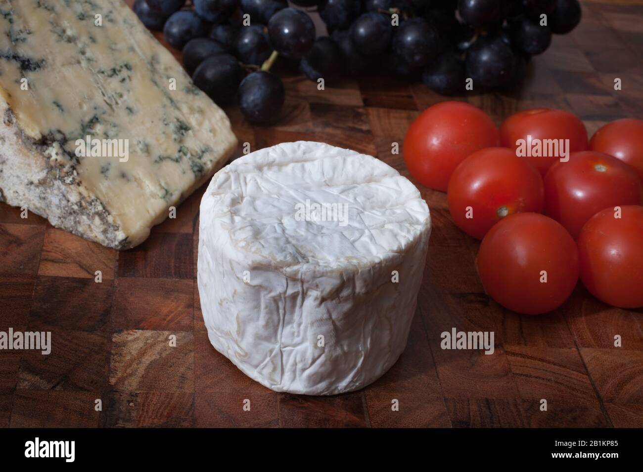 Blaukäse, Ziegenkäse, Tomaten und Sable Trauben Stockfoto