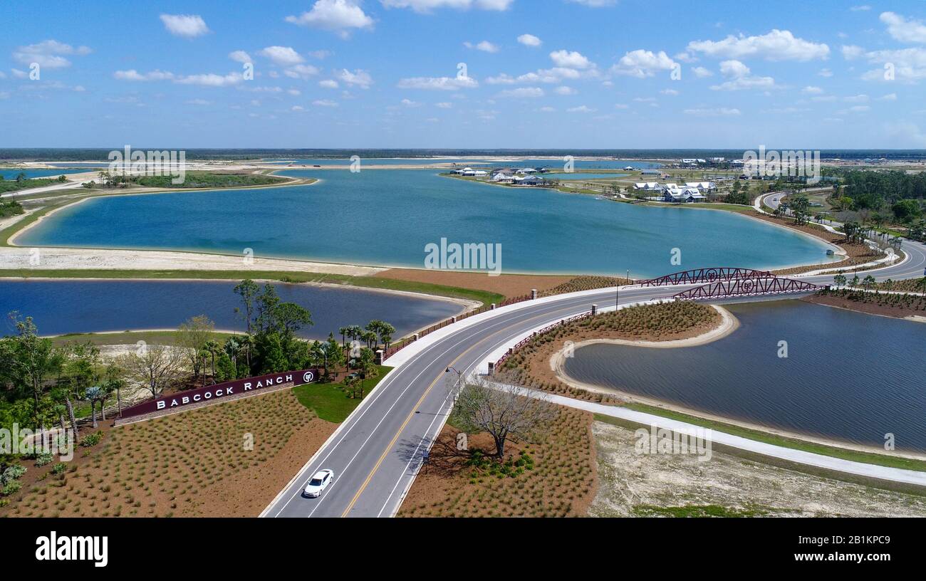Zufahrtsstraße vorbei an der Beschilderung und Brücke zur Babcock Ranch, Florida, einer selbstständigen, umweltfreundlichen Stadt mit Solarenergie in Florida Stockfoto Zufahrtsstraße vorbei an der Beschilderung und Brücke zur Babcock Ranch, Florida, einer selbstständigen, umweltfreundlichen Stadt mit Solarenergie in Florida Stockfoto
