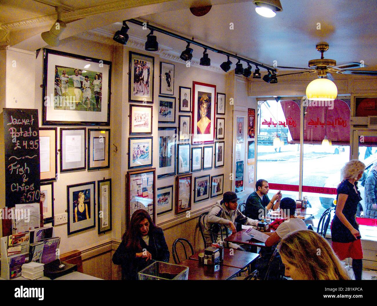 Abdul Daoud, Gründer von Café Diana, Bayswater Road, Kensington, London, England. Das Café Diana in der Nähe des Eingangs zum Kensington Palace wurde von Prin besucht Stockfoto