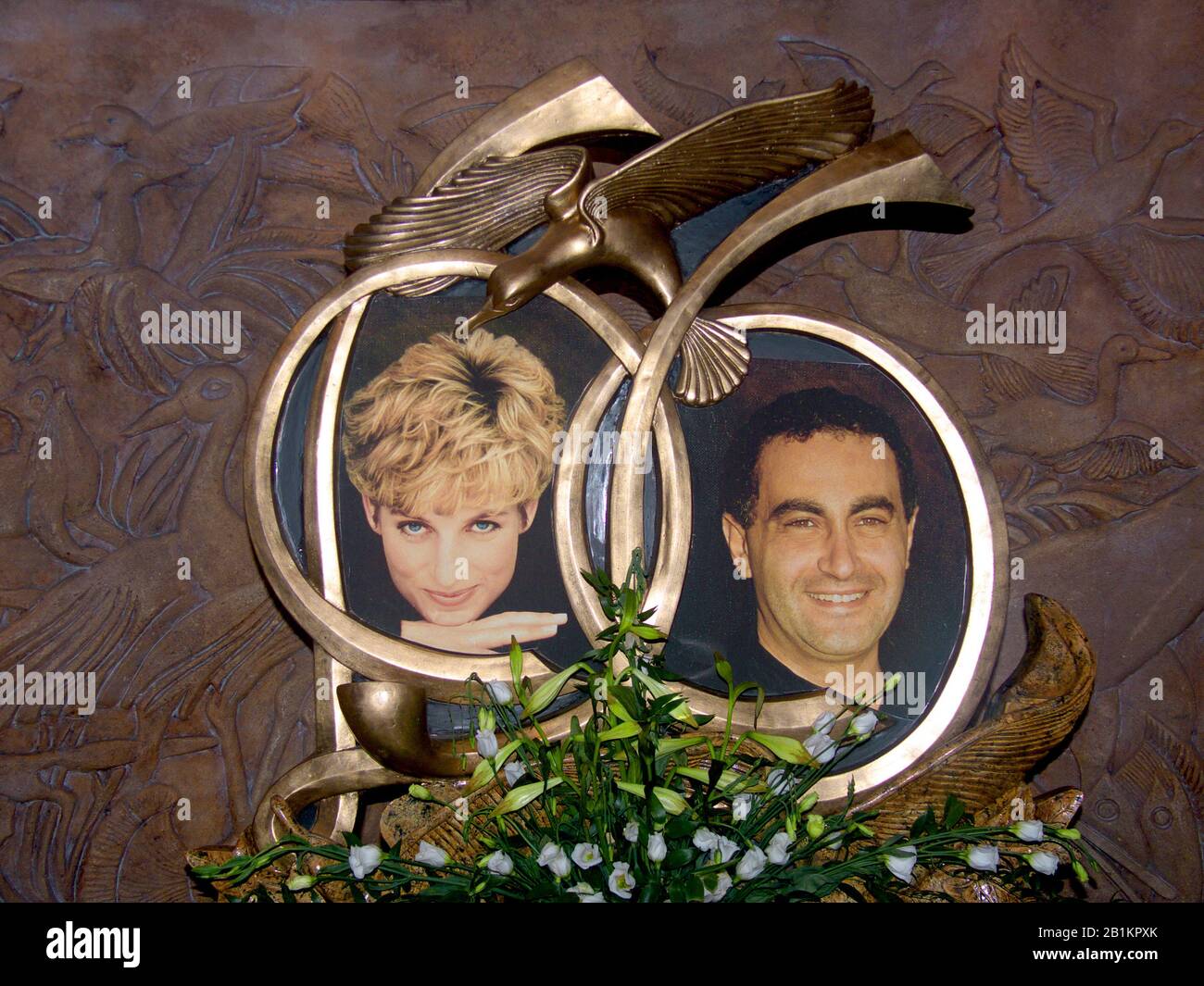 Memorial im Auftrag von Mohamed Al Fayed steht im Kaufhaus Harrods, London, England, Mit Der Darstellung von Dodi Fayed und Prinzessin Diana. Stockfoto