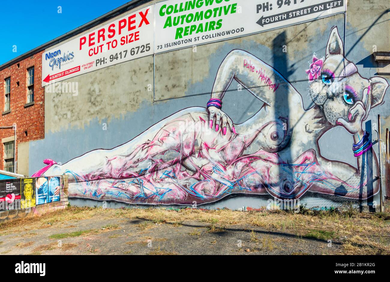 Großes Graffiti-Wandbild mit einem pinkfarbenen Spray bemalten Cat Women im verlassenen Innenstadtblock Collingwood, Melbourne, Victoria, Australien Stockfoto