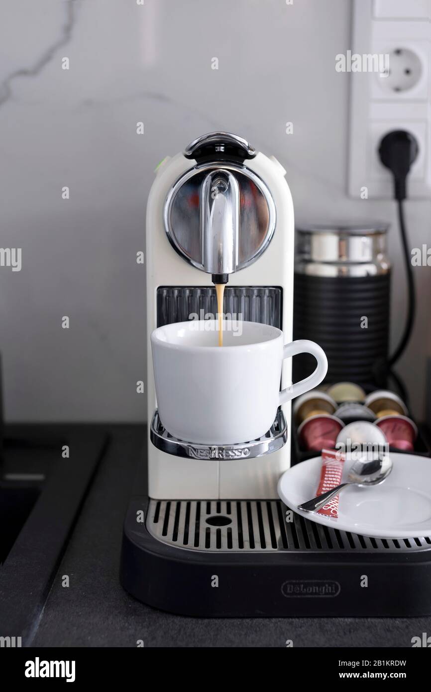 Budapest, Ungarn - 18. April 2019: Kaffeezubereitung mit DeLonghi nespresso-maschine im Haushalt. Stockfoto