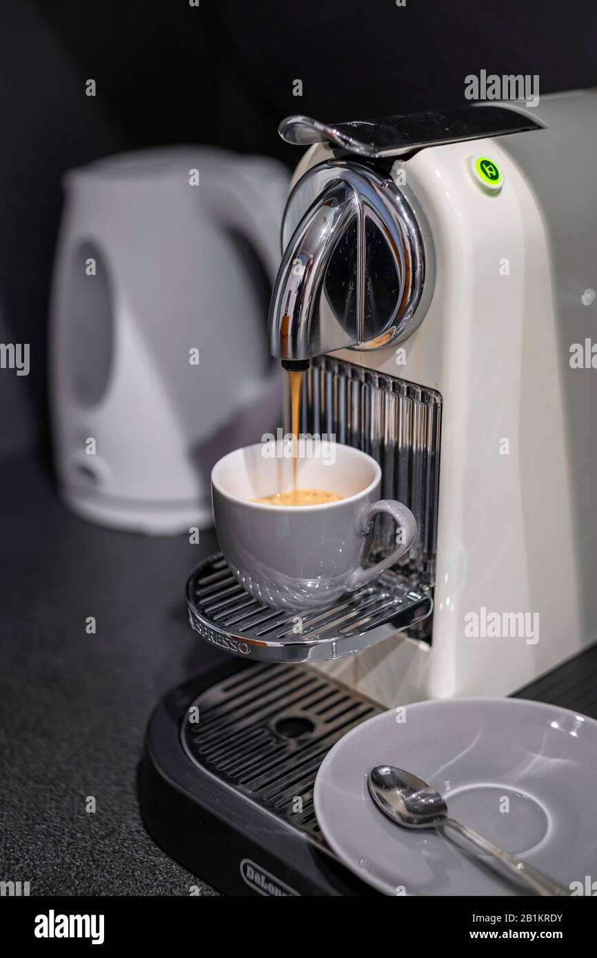 Budapest, Ungarn - 23. November 2019: Kaffeezubereitung mit DeLonghi nespresso-maschine im Haushalt. Stockfoto