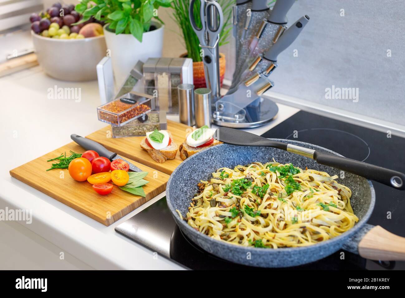 Budapest, Ungarn - 27. August 2018: Traditionelle italienische Küche mit appetitlichem und köstlichem Fettuccin-Pasta-Gericht auf der Theke aus abgewinkelter Sicht. Stockfoto