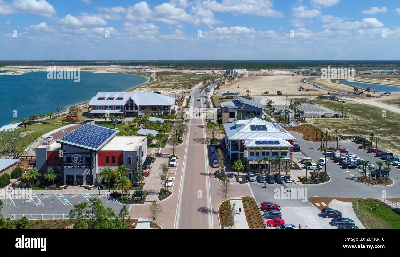 Luftaufnahme des Founders Square auf der Babcock Ranch, Florida, einer selbstständigen umweltfreundlichen Stadt mit Solarenergie in Florida Stockfoto Luftaufnahme des Founders Square auf der Babcock Ranch, Florida, einer selbstständigen umweltfreundlichen Stadt mit Solarenergie in Florida Stockfoto