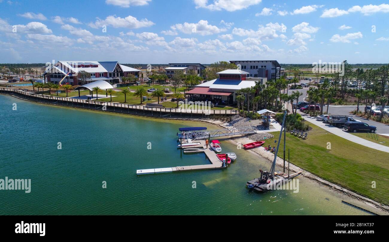 Boat Dock und See mit Boardwalk neben dem Founders Square in Babcock Ranch, Florida, einer selbstständigen, umweltfreundlichen Stadt mit Solarenergie in Florida Stockfoto Boat Dock und See mit Boardwalk neben dem Founders Square in Babcock Ranch, Florida, einer selbstständigen, umweltfreundlichen Stadt mit Solarenergie in Florida Stockfoto