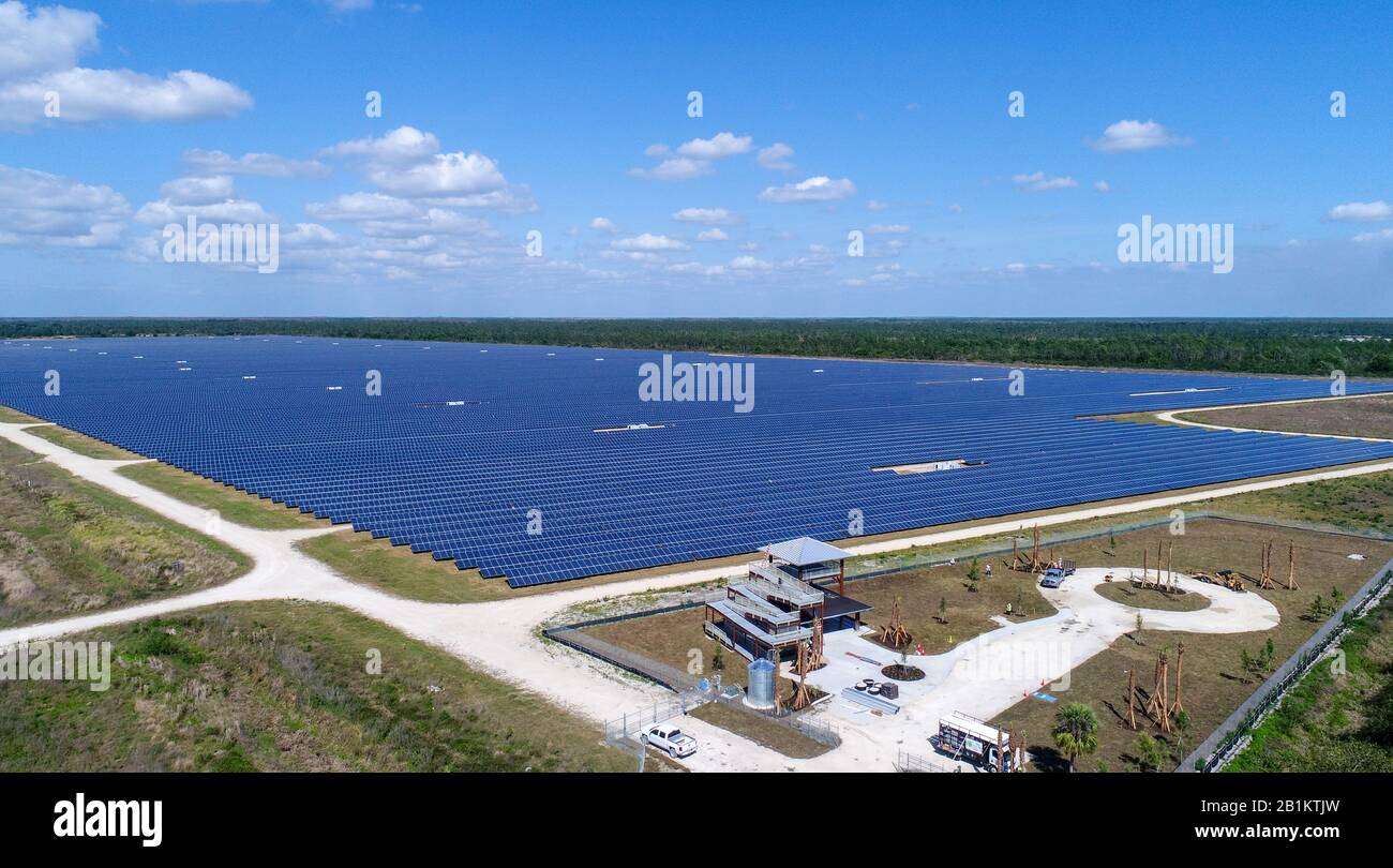 FPL-Kraftwerk, Solarfeld eines Solarkraftwerks in der Nähe der Babcock Ranch, Florida. Die grüne wiederverwendbare Sonne erzeugte organische Energie. Luftdrohne Stockfoto