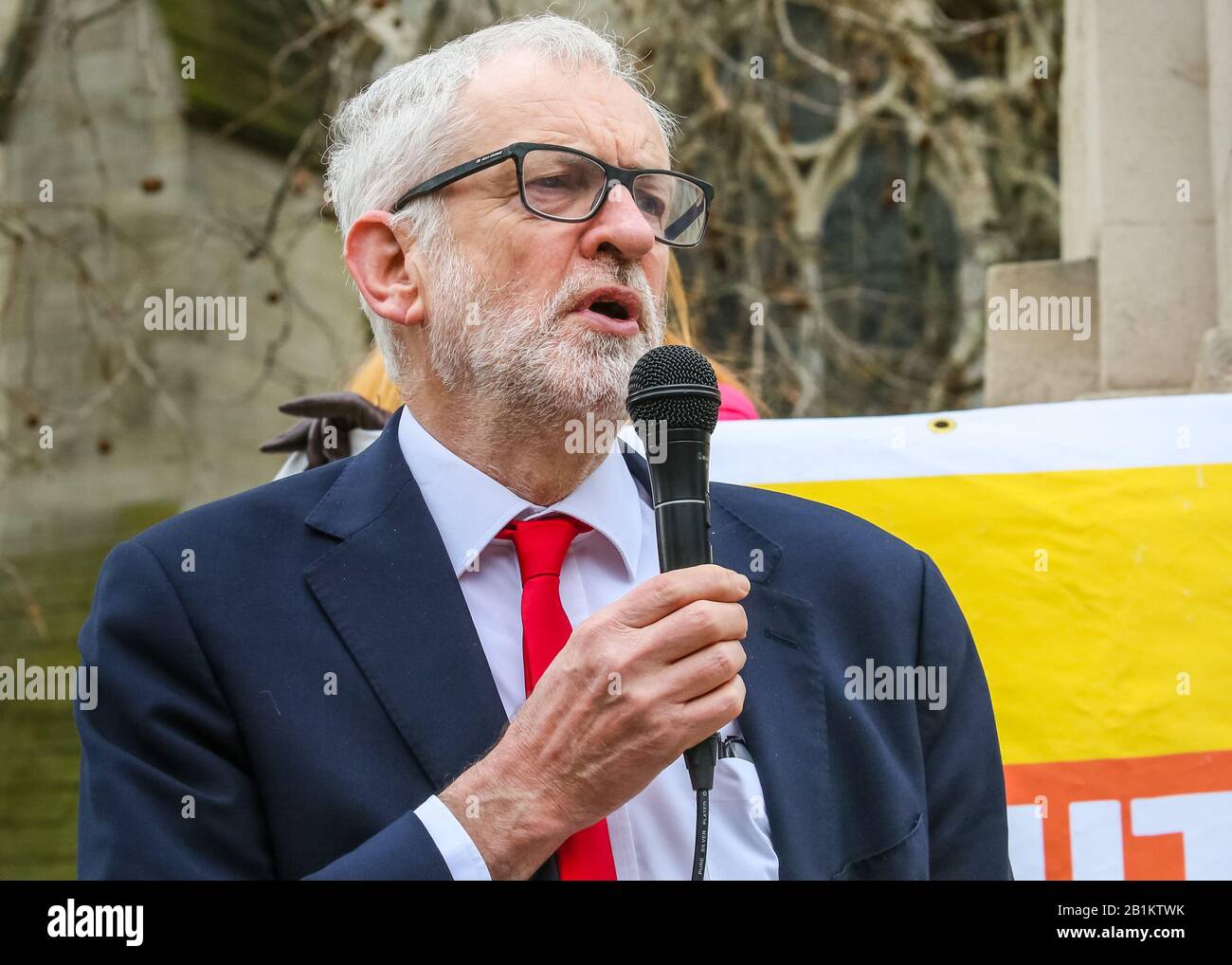 Westminster, London, Großbritannien. Februar 2020. Jeremy Corbyn spricht. Jeremy Corbyn, Leiter der Arbeitswelt, sprach bei einem von der PCS (Public and Commercial Services Union) organisierten Protest, der auffällige Mitarbeiter von Interserve unterstützte. Ausgelagerte Mitarbeiter des Facilities Management im Foreign and Commonwealth Office (FCO) in London begannen ihre Streikzeit im November, da Interserve nicht bereit sind, PCS anzuerkennen. Kredit: Imageplotter/Alamy Live News Stockfoto