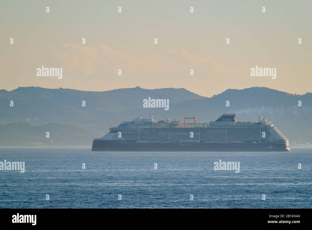 Kreuzfahrtschiff im Mittelmeer Stockfoto