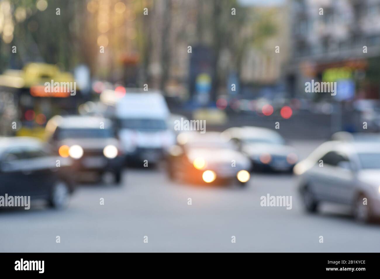 Verschwommener Hintergrund mit weichem Fokus, belebte Innenstadtstraße mit Autos und Lichtern, urbanes Stadtlebenkonzept Stockfoto