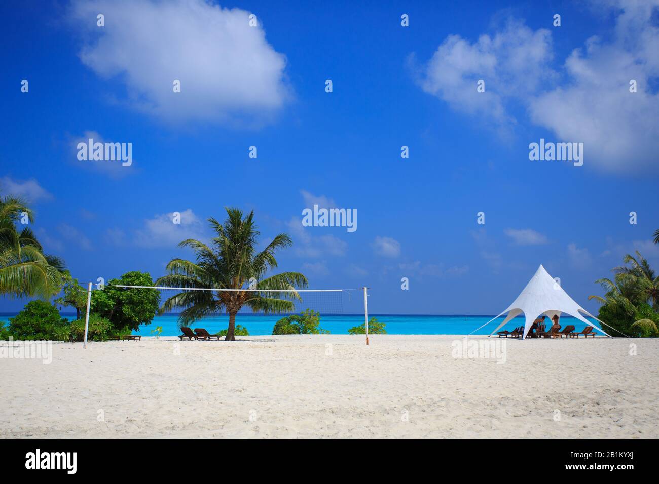 Beach-Volleyball-Bereich über dem weißen Sand (Privatstrand eines Resorts auf den Malediven) Stockfoto