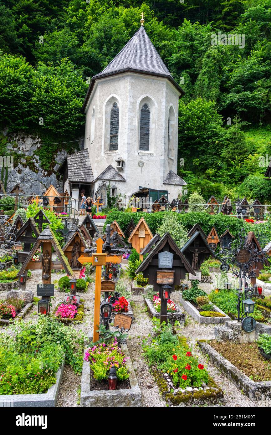 Hallstatt, Österreich - 9. Juli 2016. Außenansicht des Beinhaus Chernel House in der St. Michael Kapelle von Hallstatt über einen Friedhof. Stockfoto