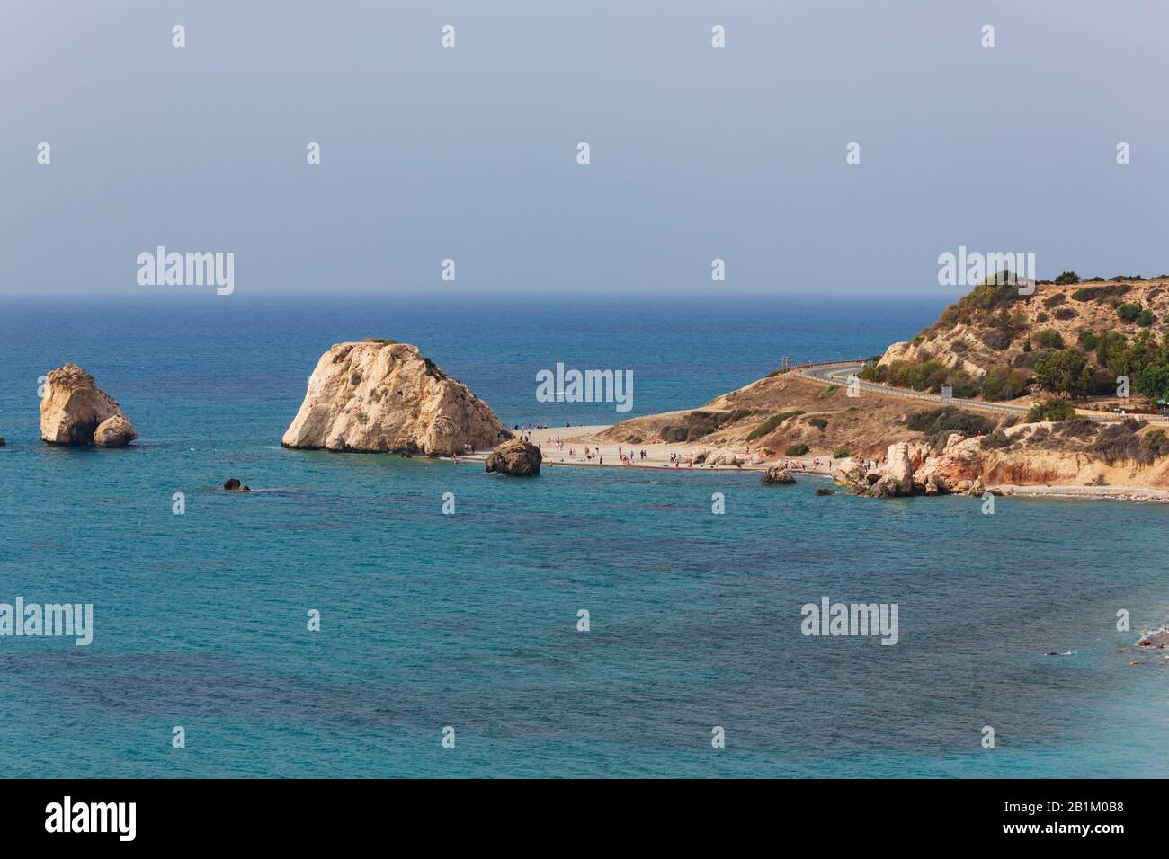 Touristen am Strand am Aphrodite Rock, Petra Tou Romiou, Pafos, Zypern 2018. Stockfoto