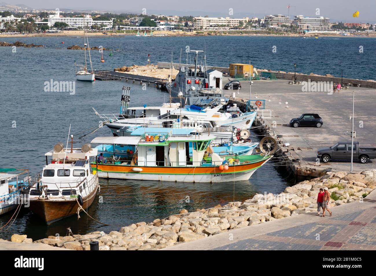 Traditionelle zyprische Fischerboote neben modernen Luxusyachten im Hafen von Paphos. Zypern 2018. Stockfoto