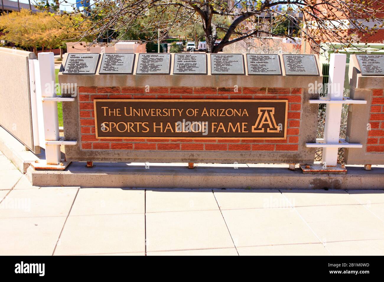 Schild und Plaketten der University of Arizona Sports Hall of Fame auf dem Campus in Tucson Stockfoto