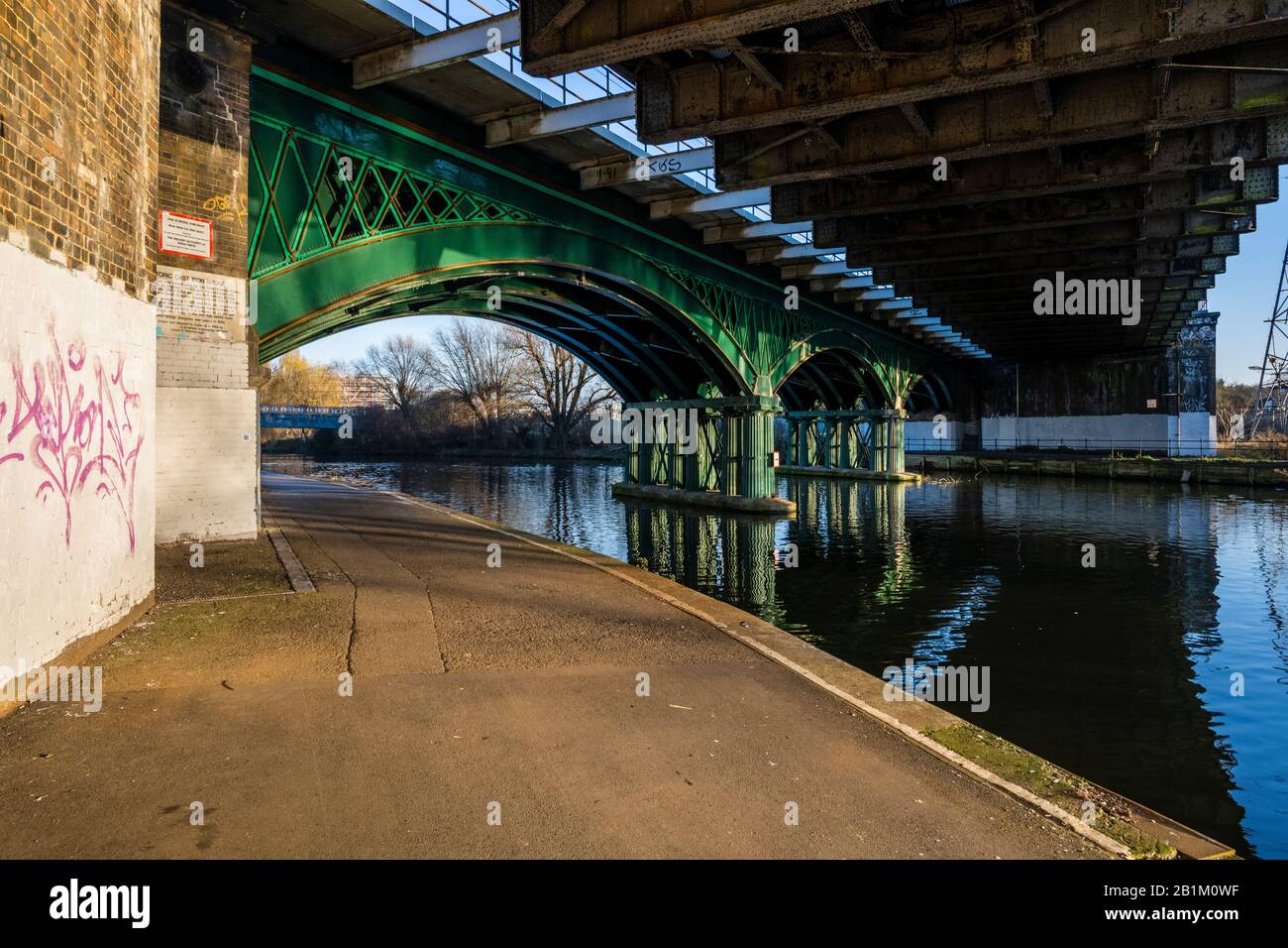 Das 19. Jahrhundert Gusseisen Eisenbahnbrücke über den Fluss Nene im Zentrum von Peterborough, die noch im Einsatz auf der East Coast Mainline ist Stockfoto