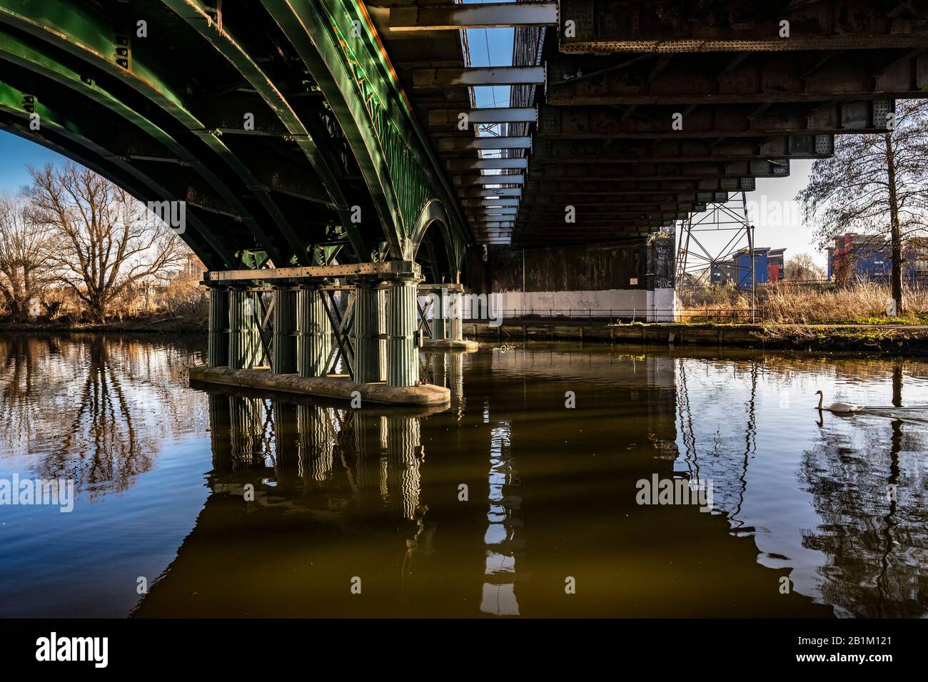 Das 19. Jahrhundert Gusseisen Eisenbahnbrücke über den Fluss Nene im Zentrum von Peterborough, die noch im Einsatz auf der East Coast Mainline ist Stockfoto