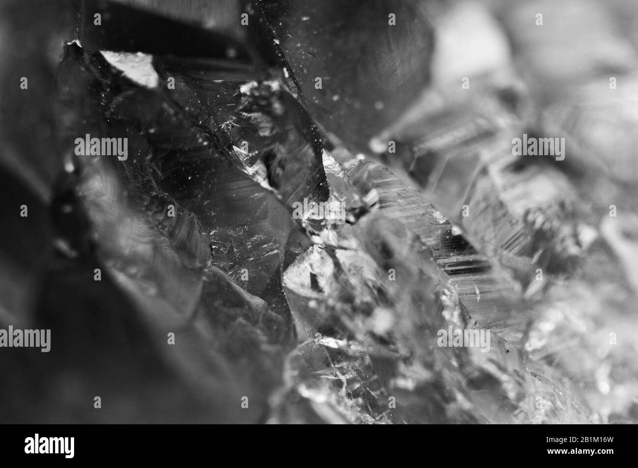 Abstrakter Schwarz-Weiß-Hintergrund aus natürlicher Kristallstruktur. Stockfoto