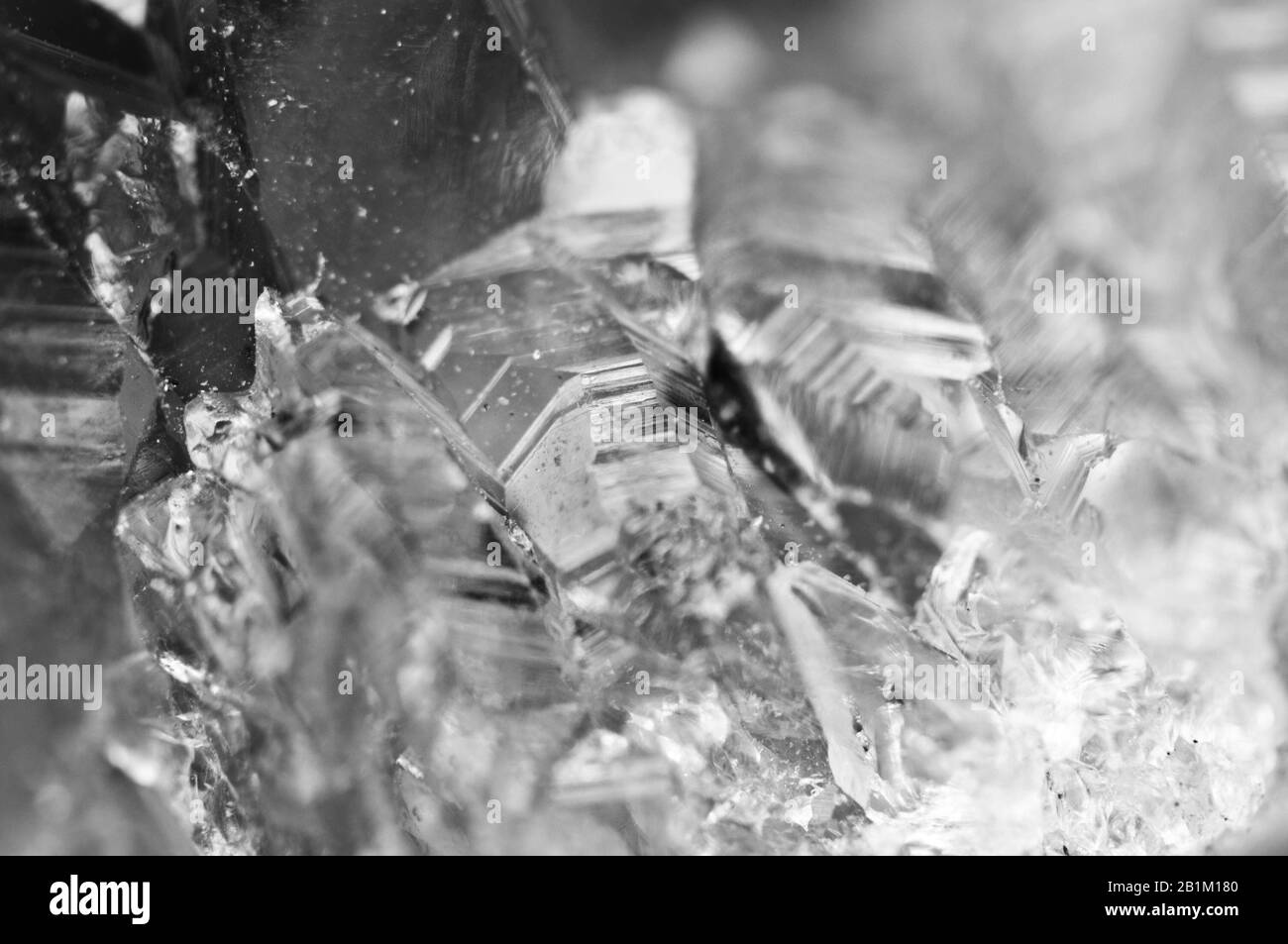 Abstrakter Schwarz-Weiß-Hintergrund aus natürlicher Kristallstruktur. Stockfoto