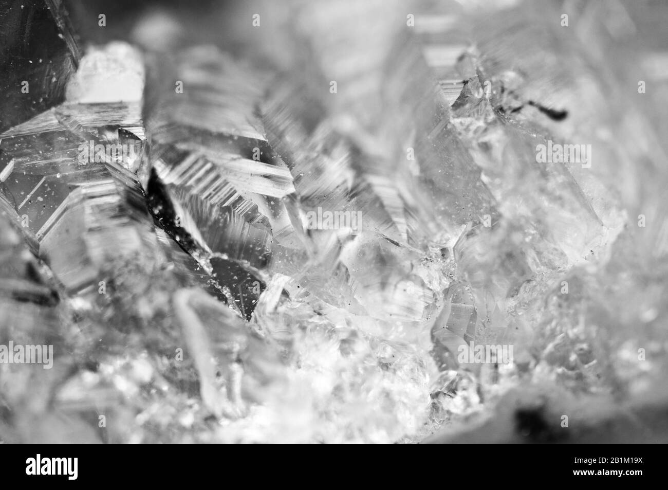 Abstrakter Schwarz-Weiß-Hintergrund aus natürlicher Kristallstruktur. Stockfoto