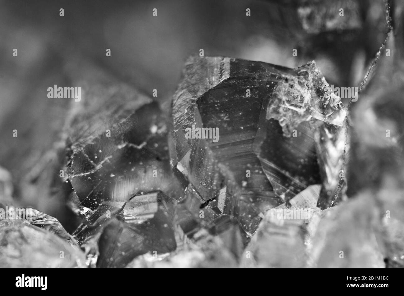 Abstrakter Schwarz-Weiß-Hintergrund aus natürlicher Kristallstruktur. Stockfoto