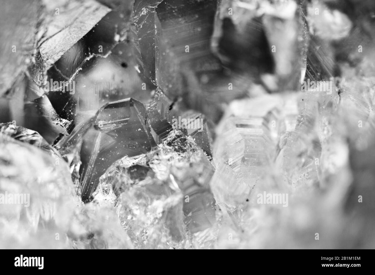 Abstrakter Schwarz-Weiß-Hintergrund aus natürlicher Kristallstruktur. Stockfoto