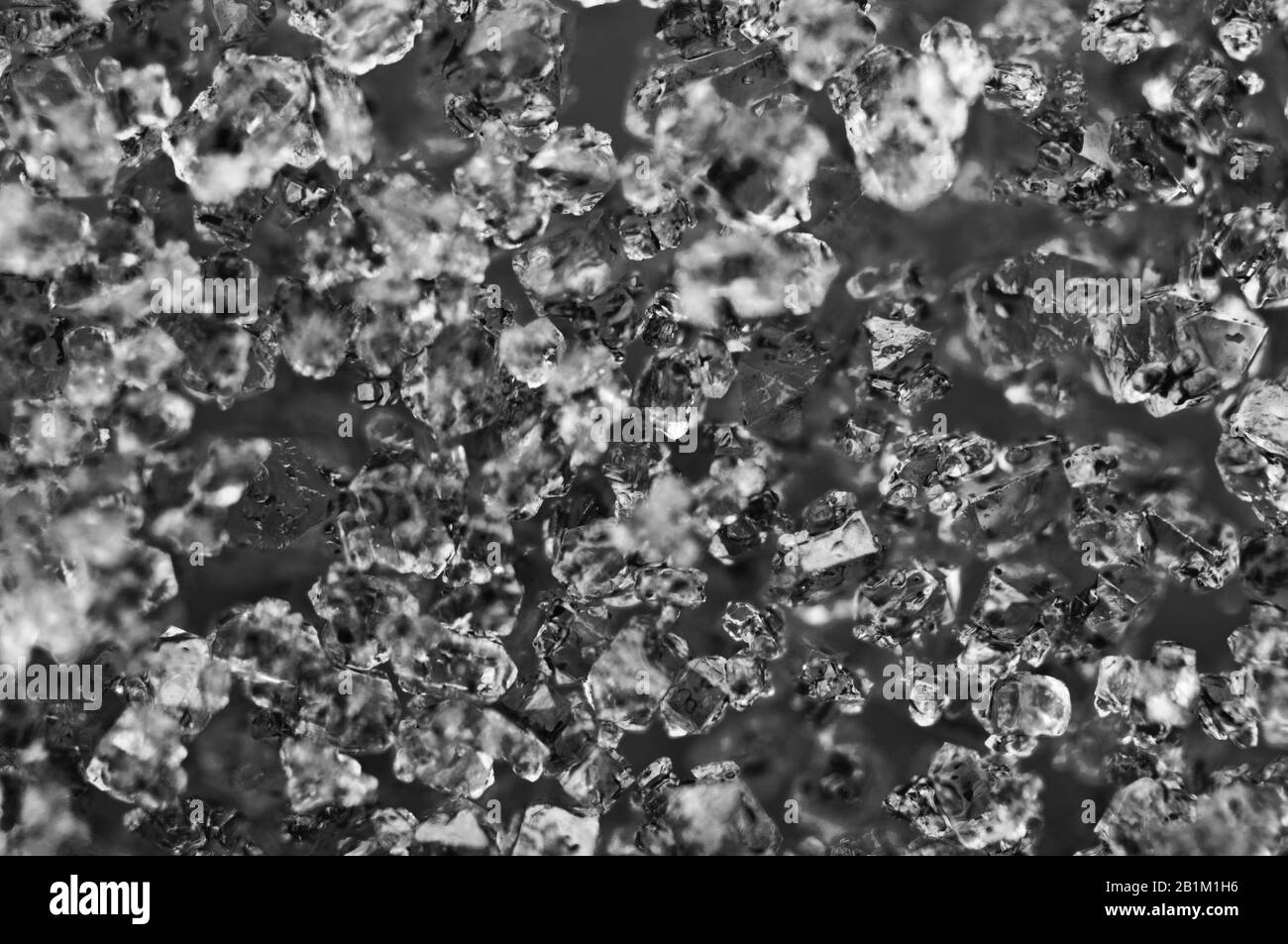 Abstrakter Schwarz-Weiß-Hintergrund aus natürlicher Kristallstruktur. Stockfoto