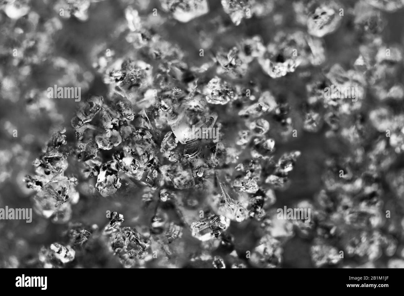 Abstrakter Schwarz-Weiß-Hintergrund aus natürlicher Kristallstruktur. Stockfoto