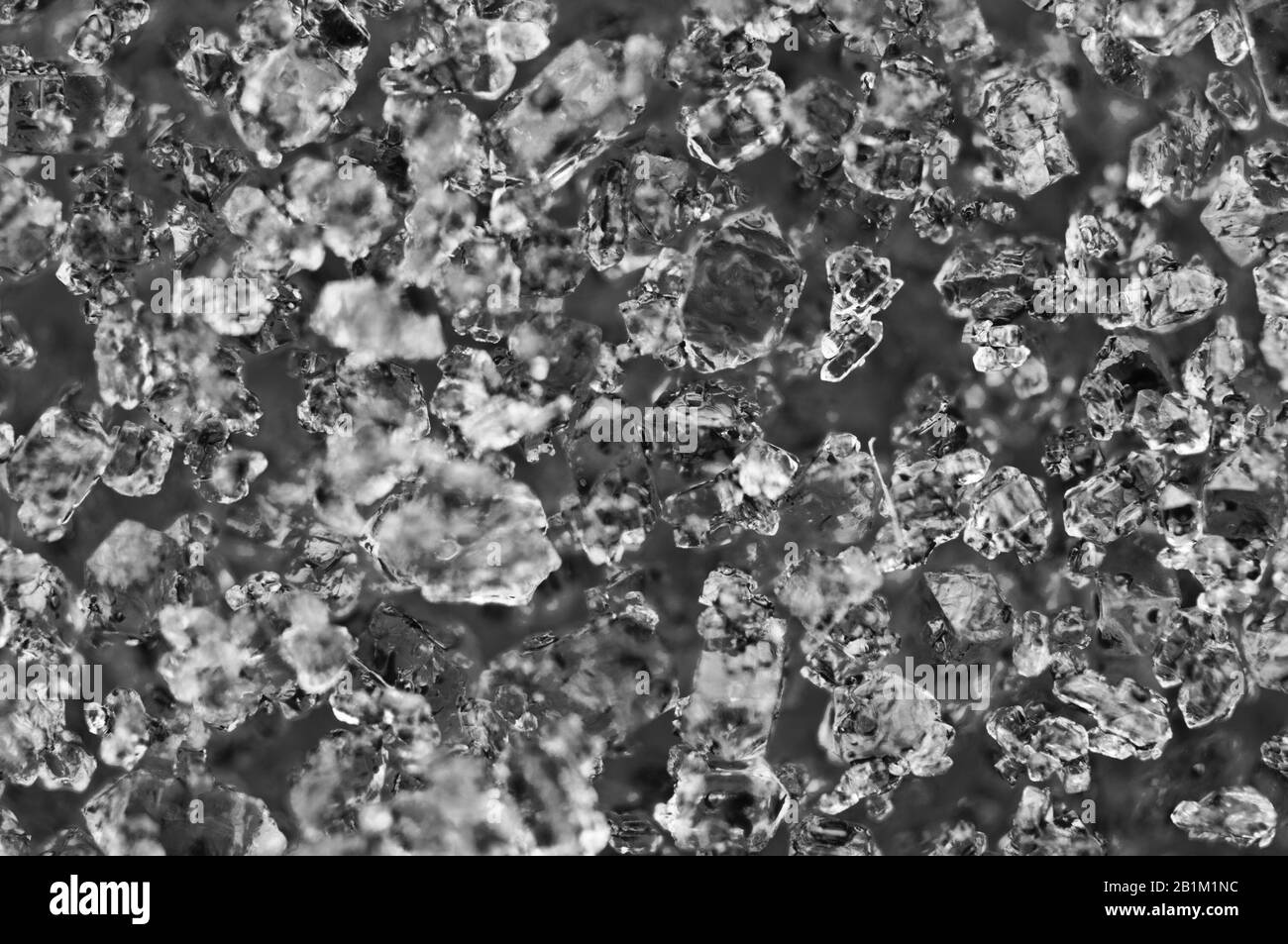 Abstrakter Schwarz-Weiß-Hintergrund aus natürlicher Kristallstruktur. Stockfoto