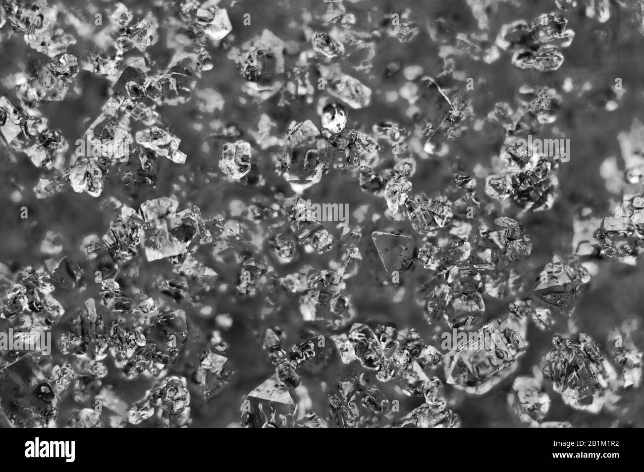 Abstrakter Schwarz-Weiß-Hintergrund aus natürlicher Kristallstruktur. Stockfoto