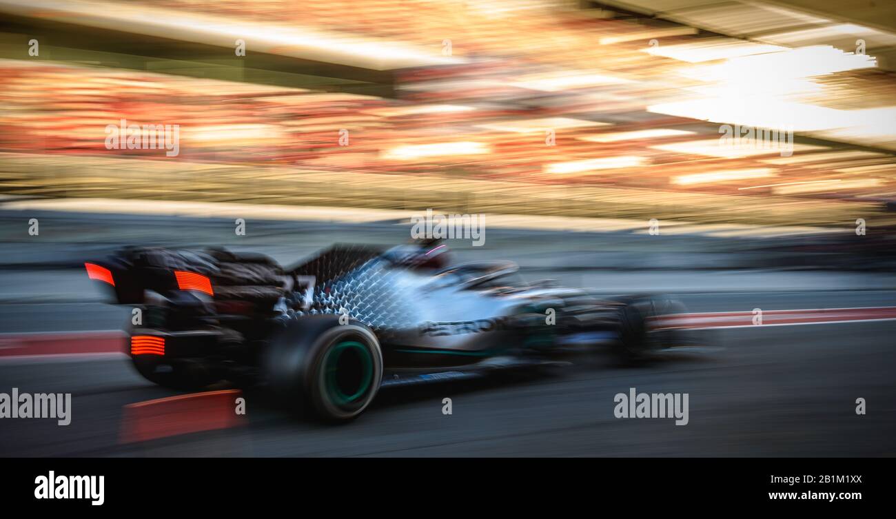 Barcelona, Spanien. Februar 2020. Valtteri BOTTAS (FIN) vom Team Mercedes verlässt die Garage des Teams am vierten Tag der Formel-1-Winterprüfung auf dem Circuit de Catalunya Credit: Matthias Oesterle/Alamy Live News Stockfoto