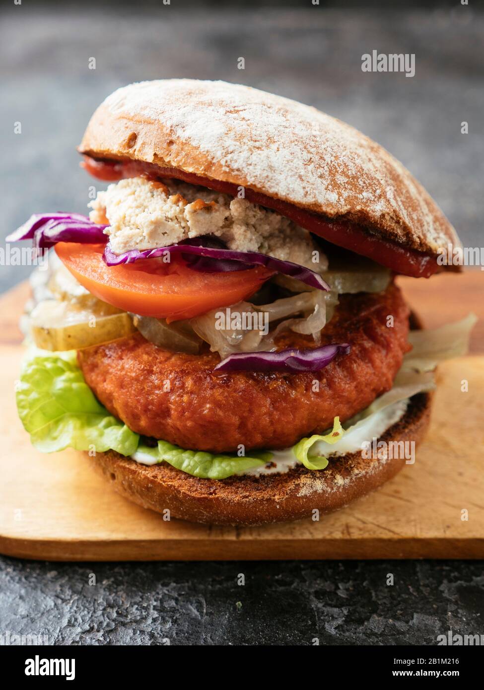 Hausgemanagter Veggi-Burger mit einem Soja-basierten Patty Stockfoto