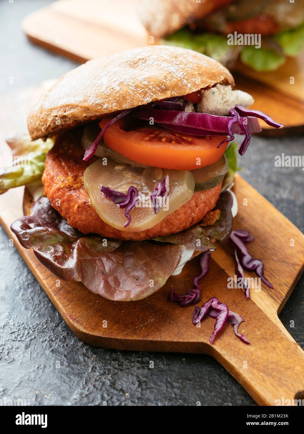 Hausgemanagter Veggi-Burger mit einem Soja-basierten Patty Stockfoto